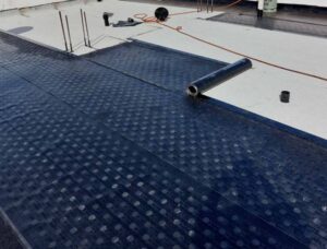 Τοποθέτηση 2ης ασφαλτικής μεμβράνης με επικάλυψη λευκής ψηφίδας