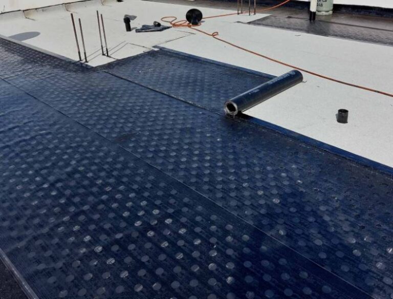 Τοποθέτηση 2ης ασφαλτικής μεμβράνης με επικάλυψη λευκής ψηφίδας